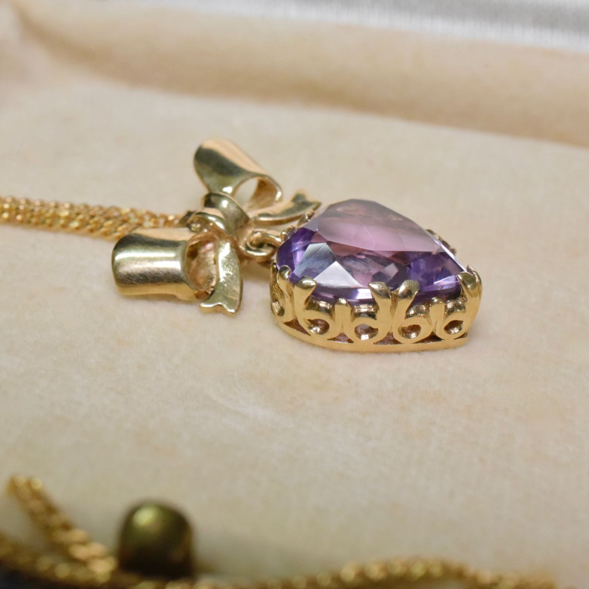 Vintage 9ct Yellow Gold Heart-Cut Amethyst ‘Bow’ Pendant & Chain - London 1960