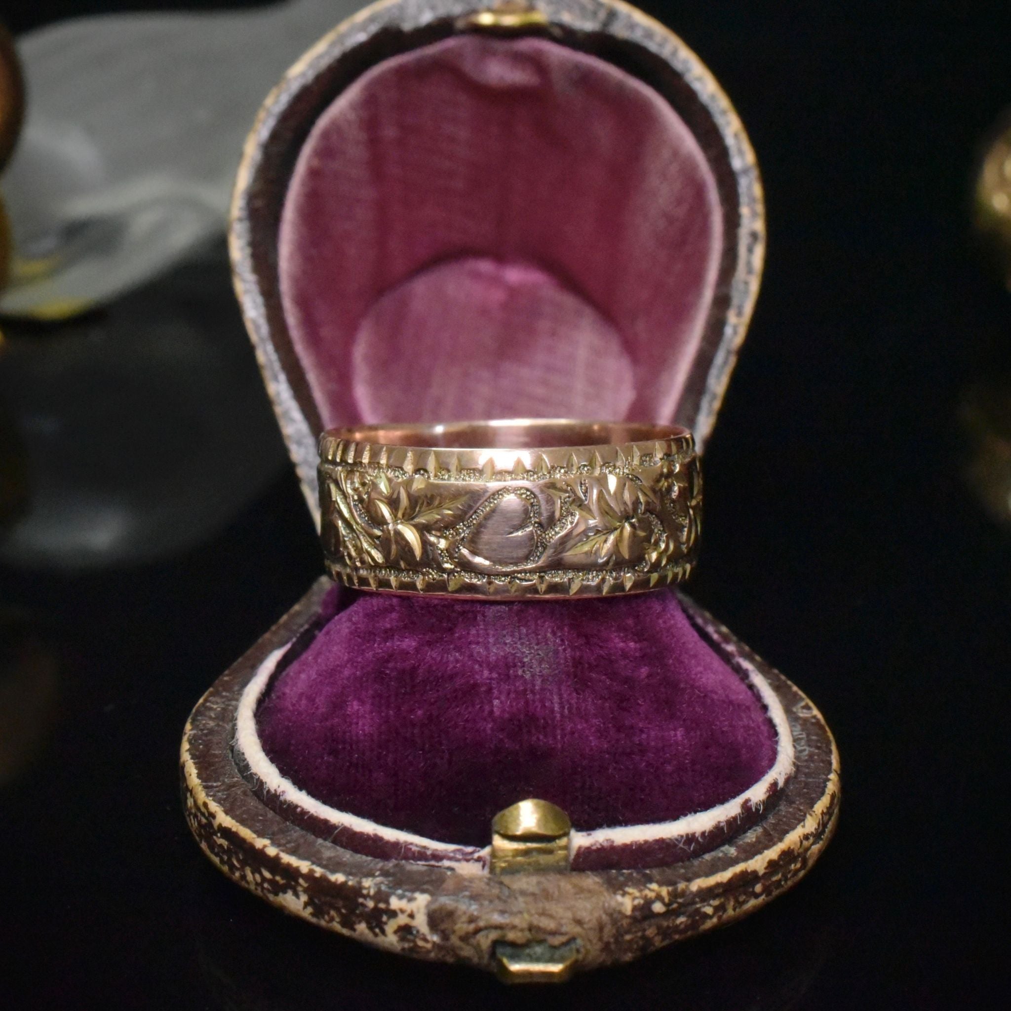 Antique 9ct Rose Gold ‘Heart & Ivy’ Wide Pattern Ring - Kinsey Brothers & Patrick, Birmingham 1917