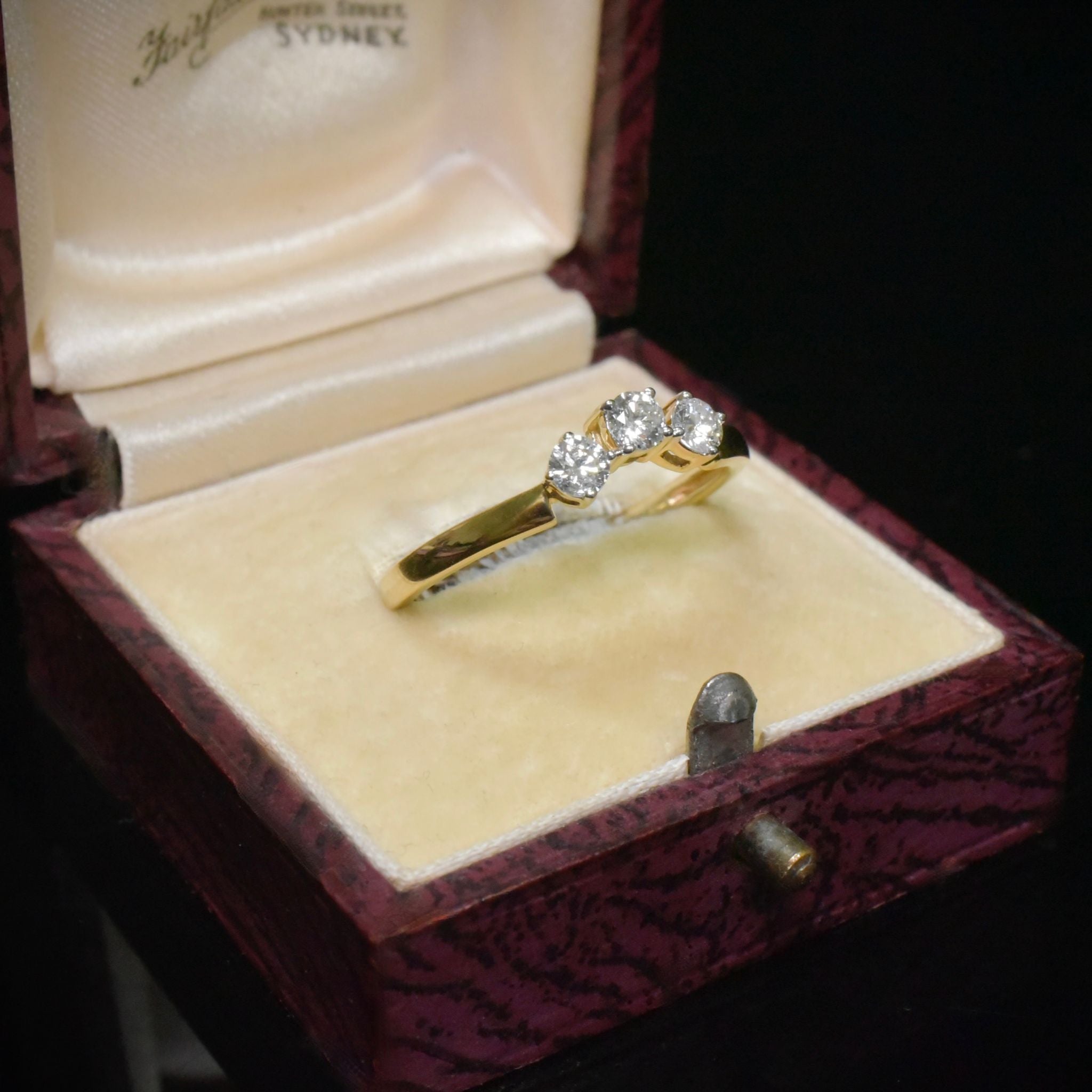 Contemporary 18ct Yellow Gold Diamond Ring - 0.33ct