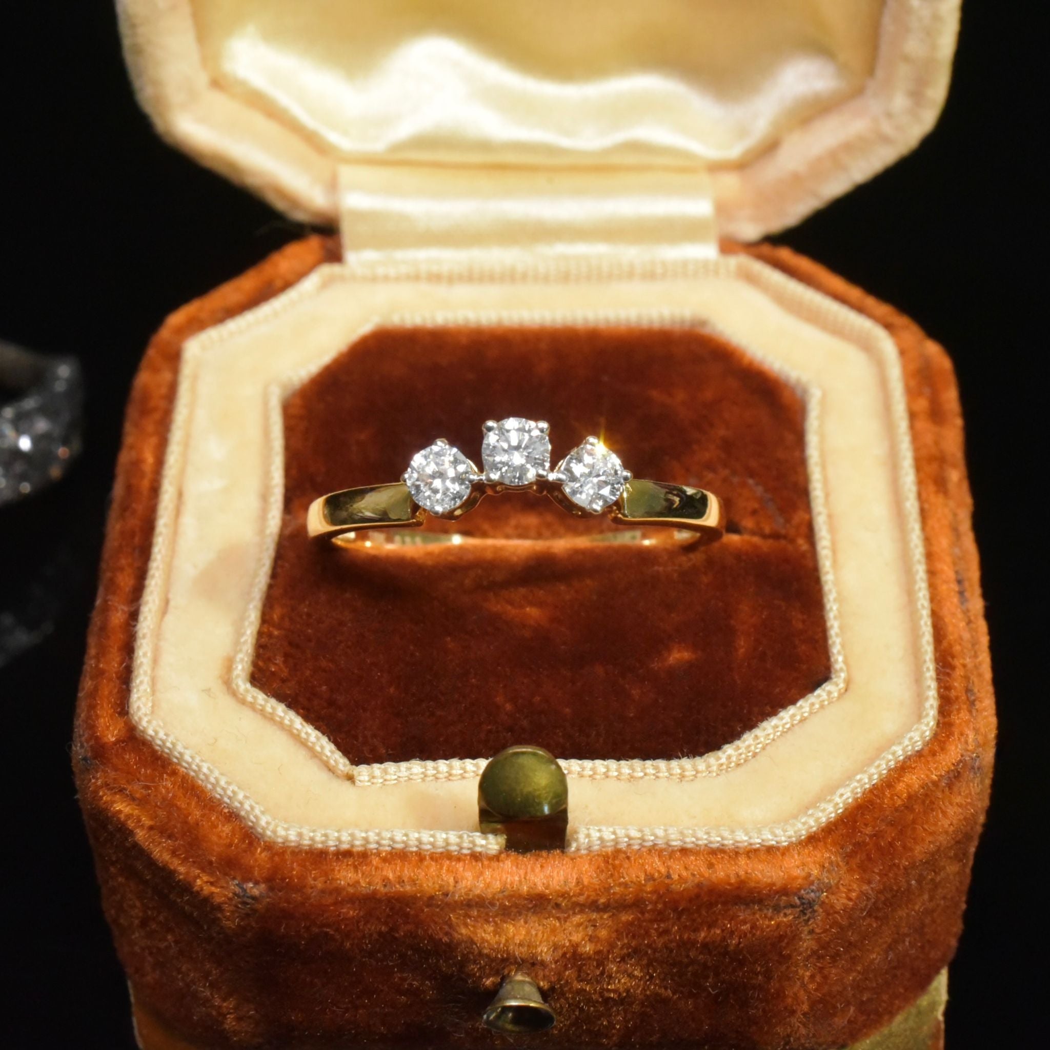 Contemporary 18ct Yellow Gold Diamond Ring - 0.33ct