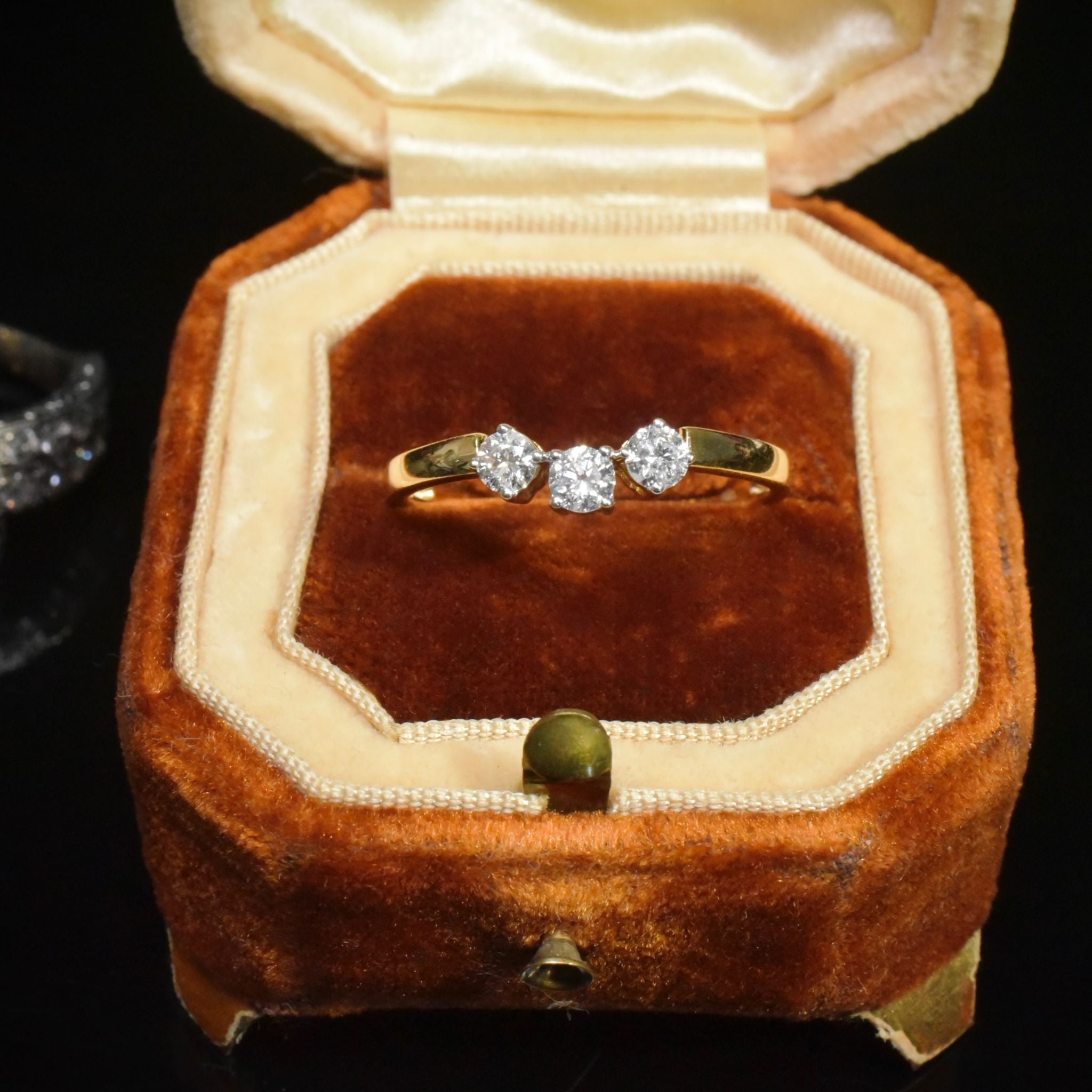 Contemporary 18ct Yellow Gold Diamond Ring - 0.33ct