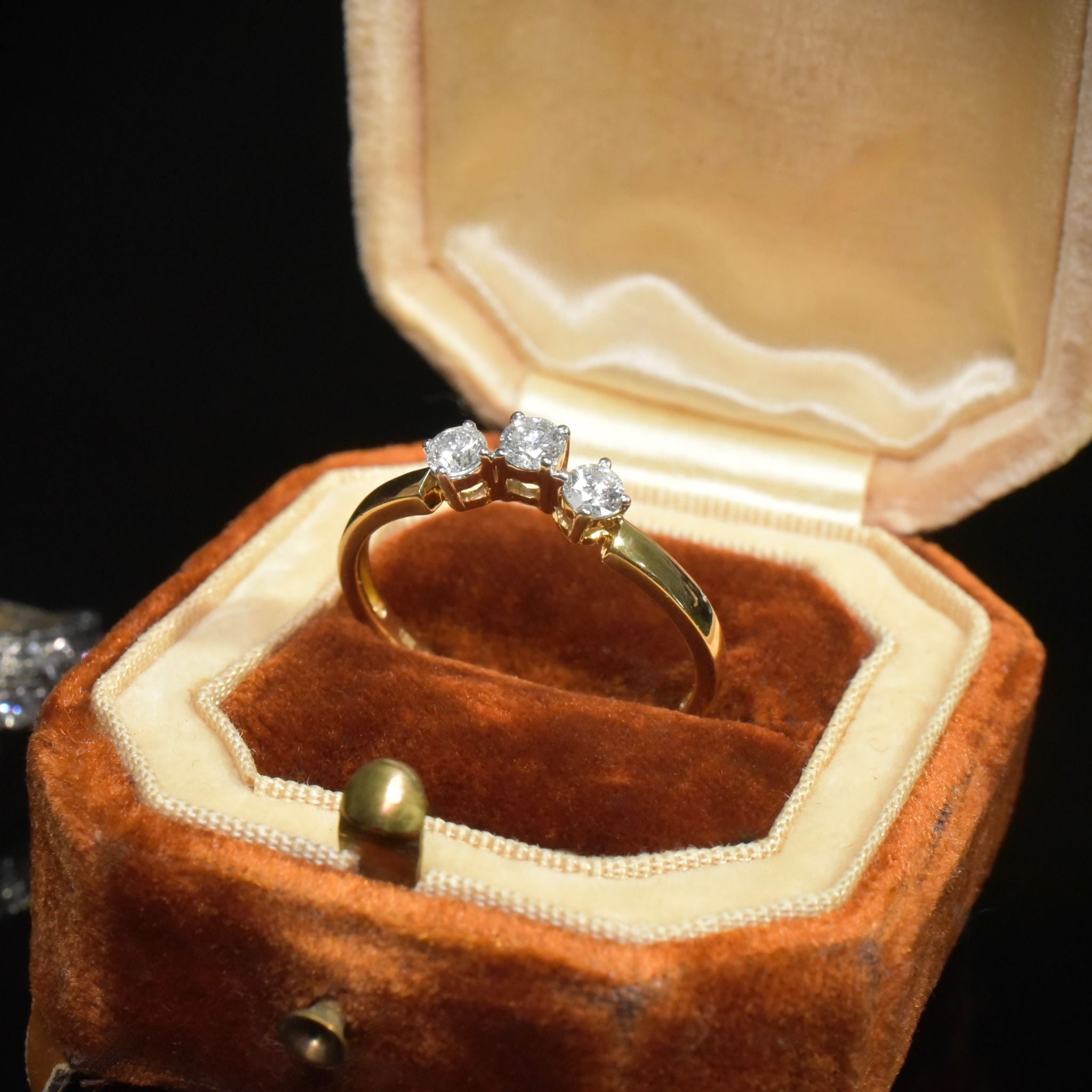 Contemporary 18ct Yellow Gold Diamond Ring - 0.33ct