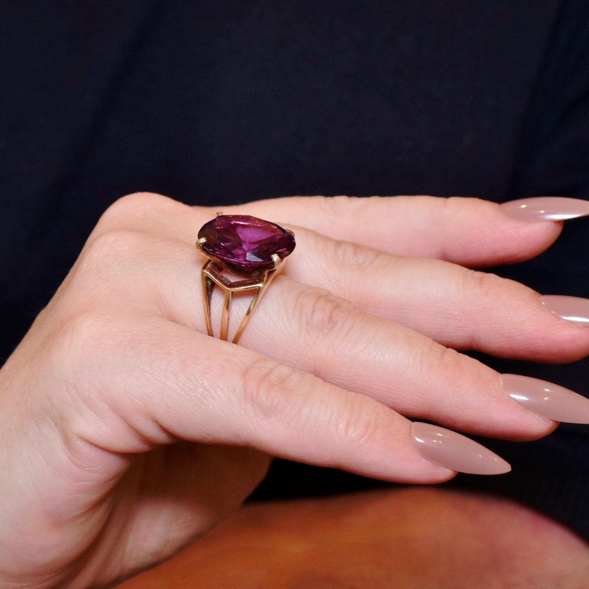 Fabulous Vintage 9ct Yellow Gold Synthetic Colour-Change Sapphire Ring - 19ct