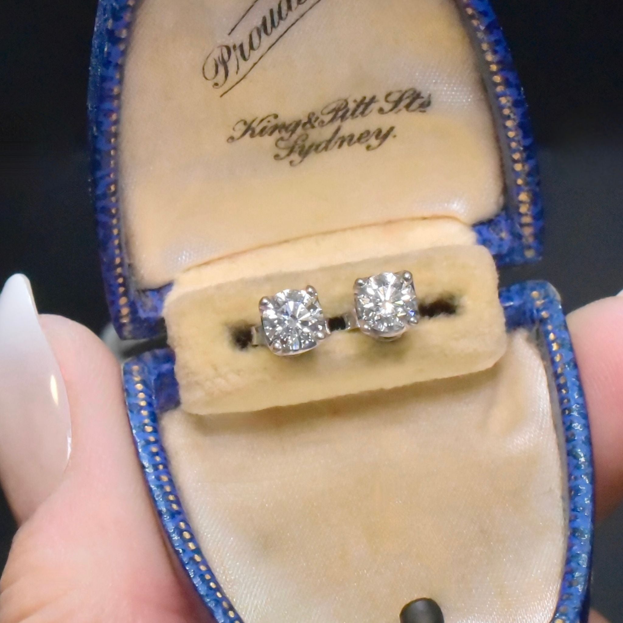 Superb 18ct White Gold Diamond Stud Earrings - 0.92ct