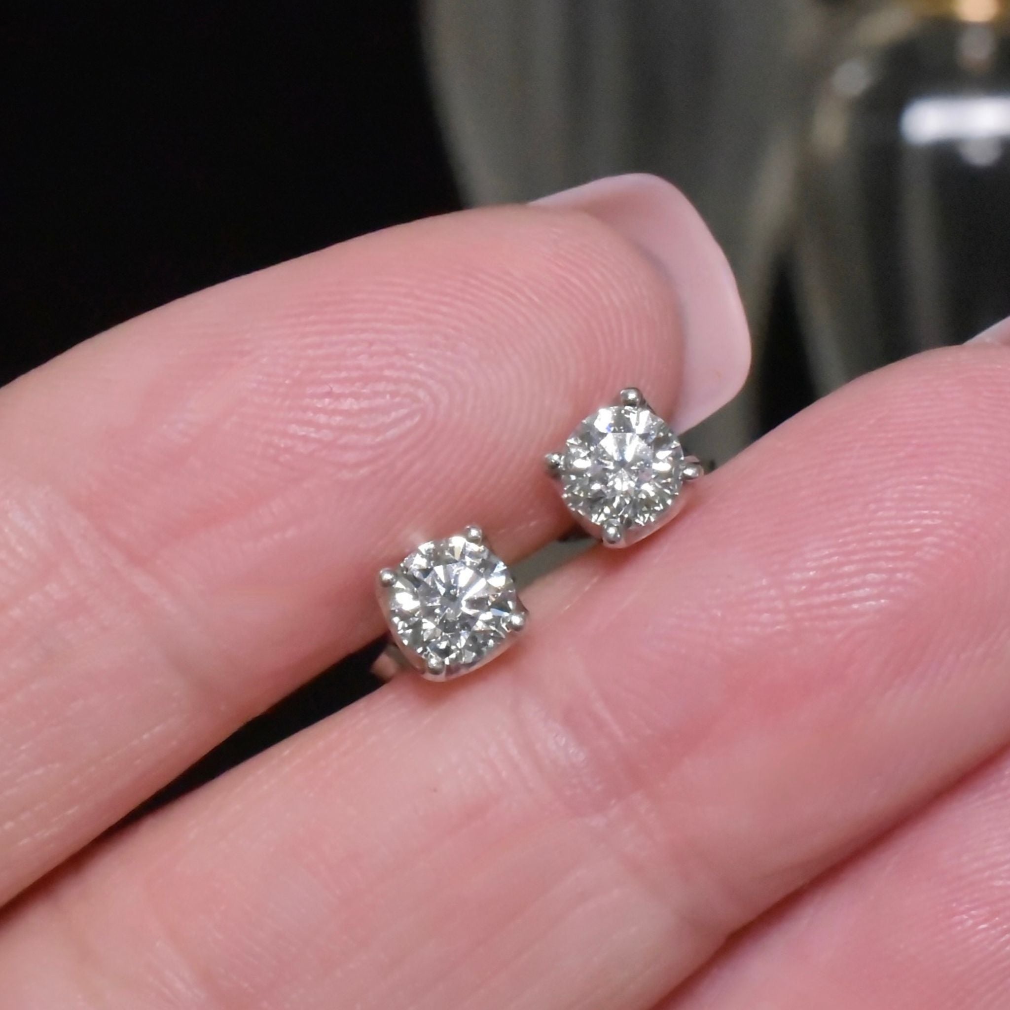 Superb 18ct White Gold Diamond Stud Earrings - 0.92ct