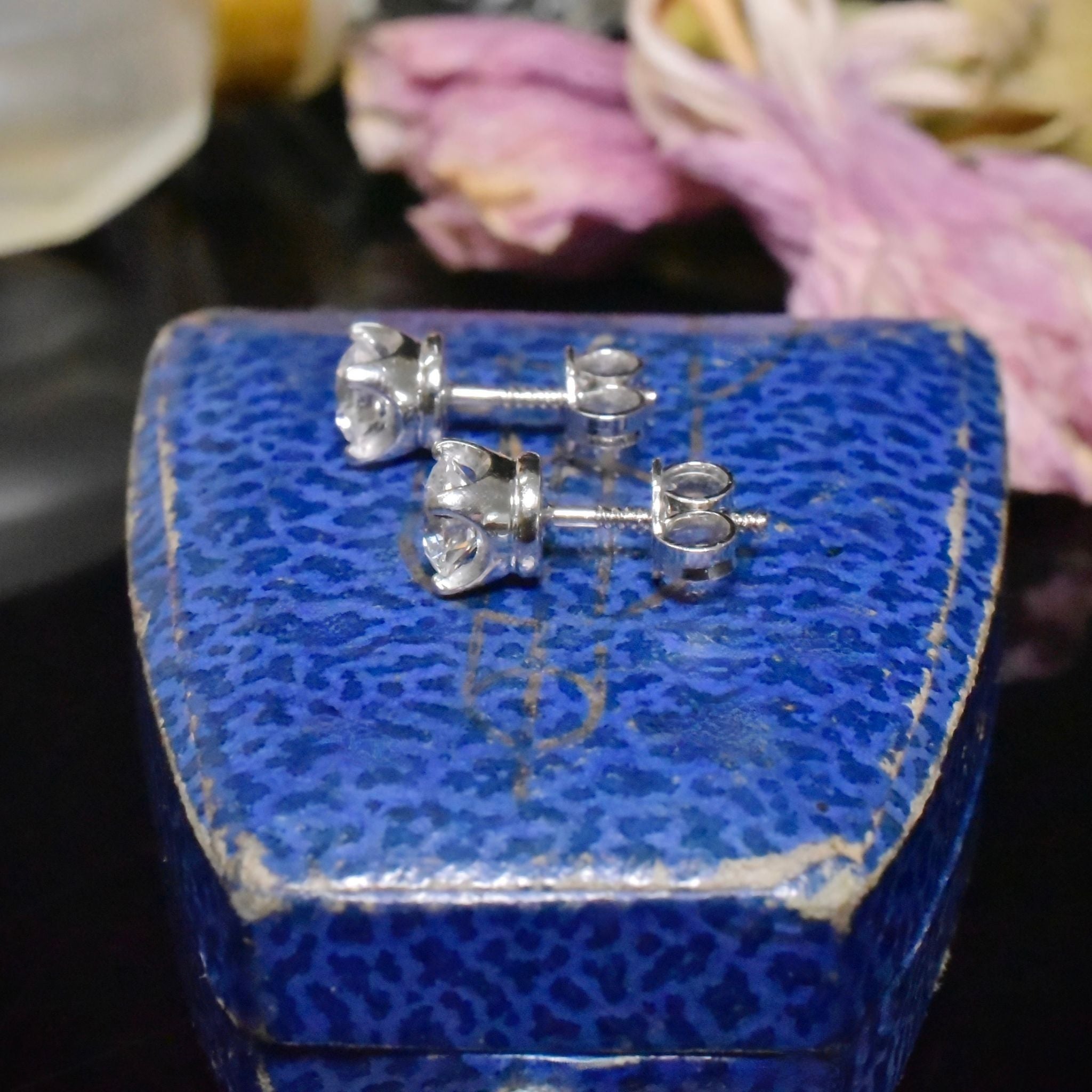 Superb 18ct White Gold Diamond Stud Earrings - 0.92ct