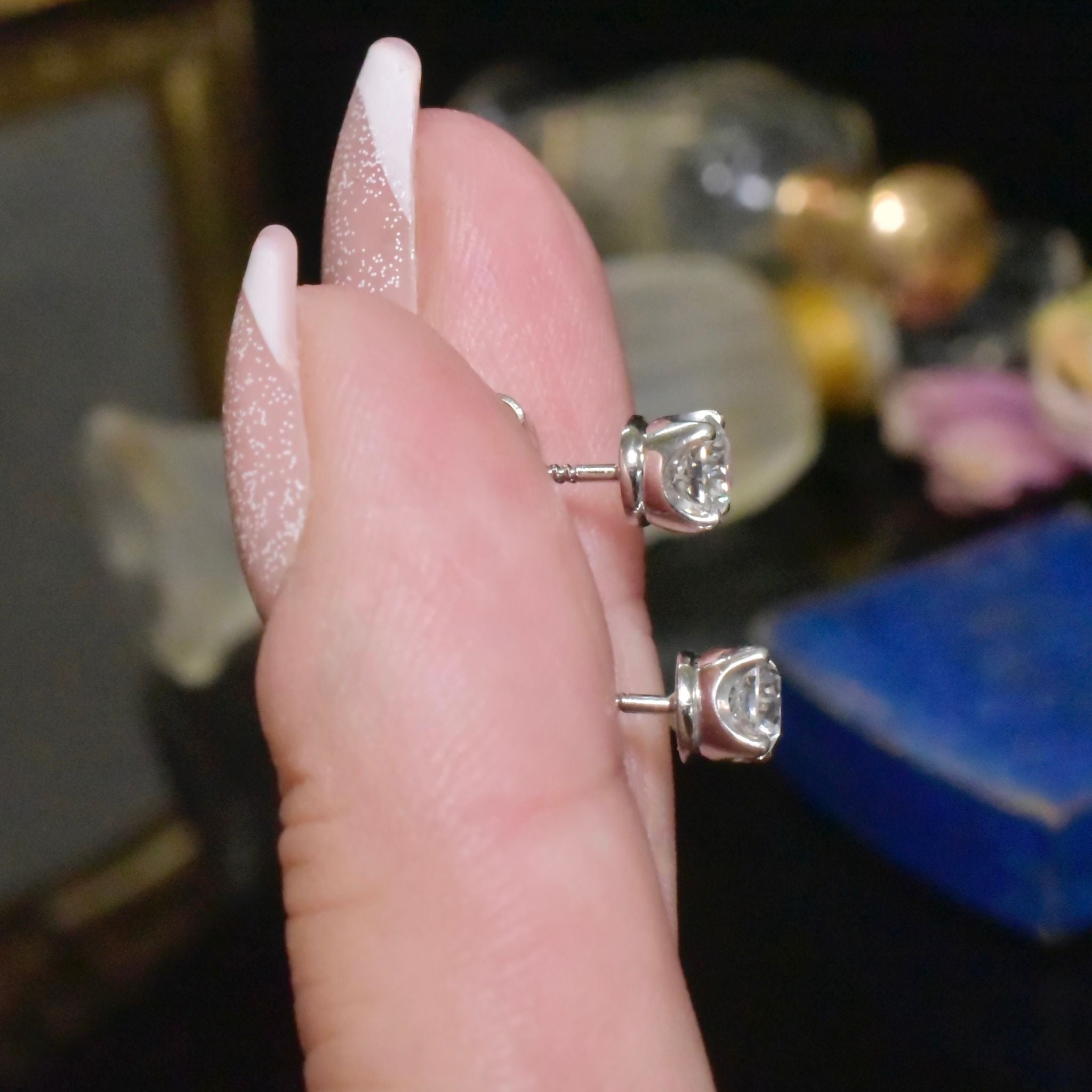 Superb 18ct White Gold Diamond Stud Earrings - 0.92ct