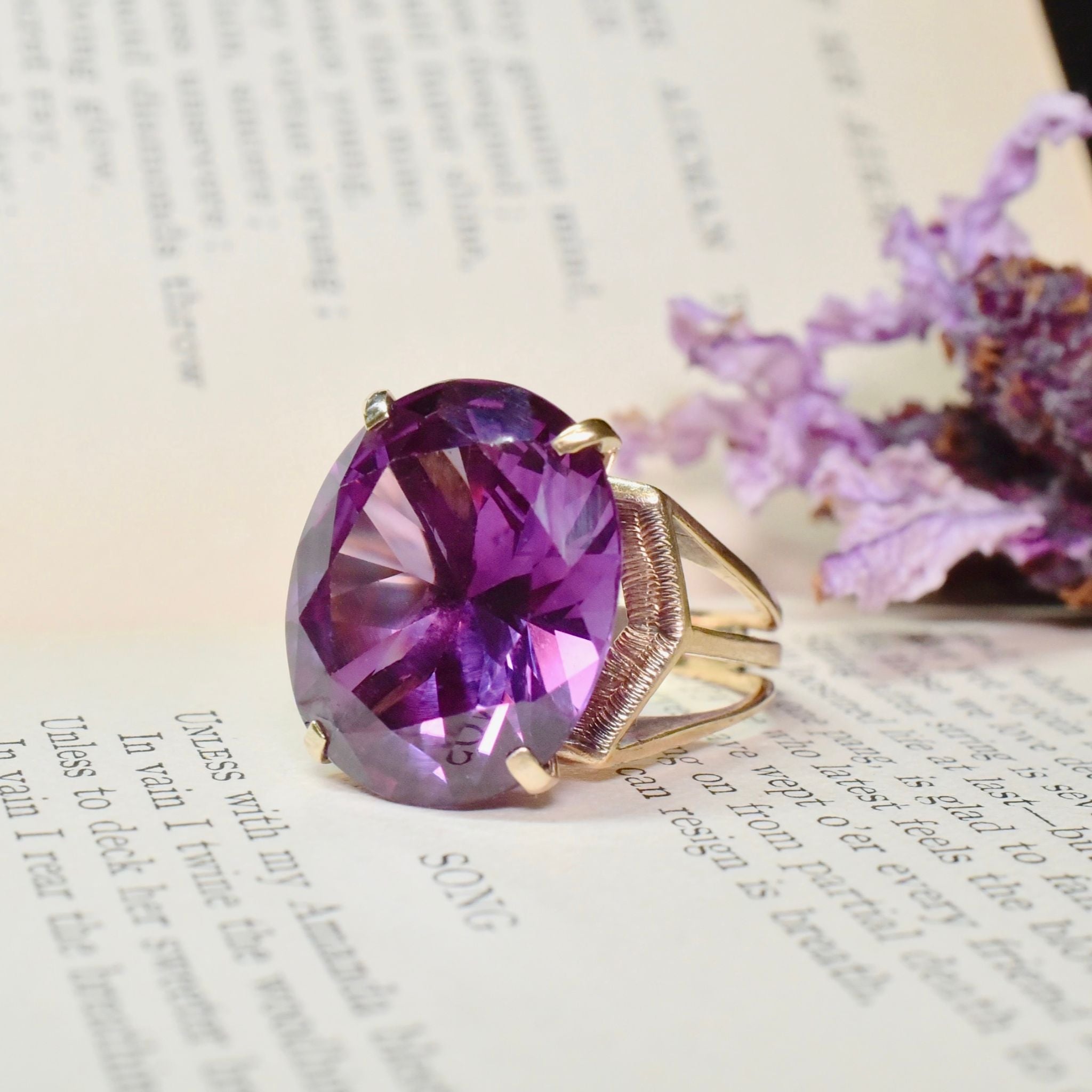 Fabulous Vintage 9ct Yellow Gold Synthetic Colour-Change Sapphire Ring - 19ct