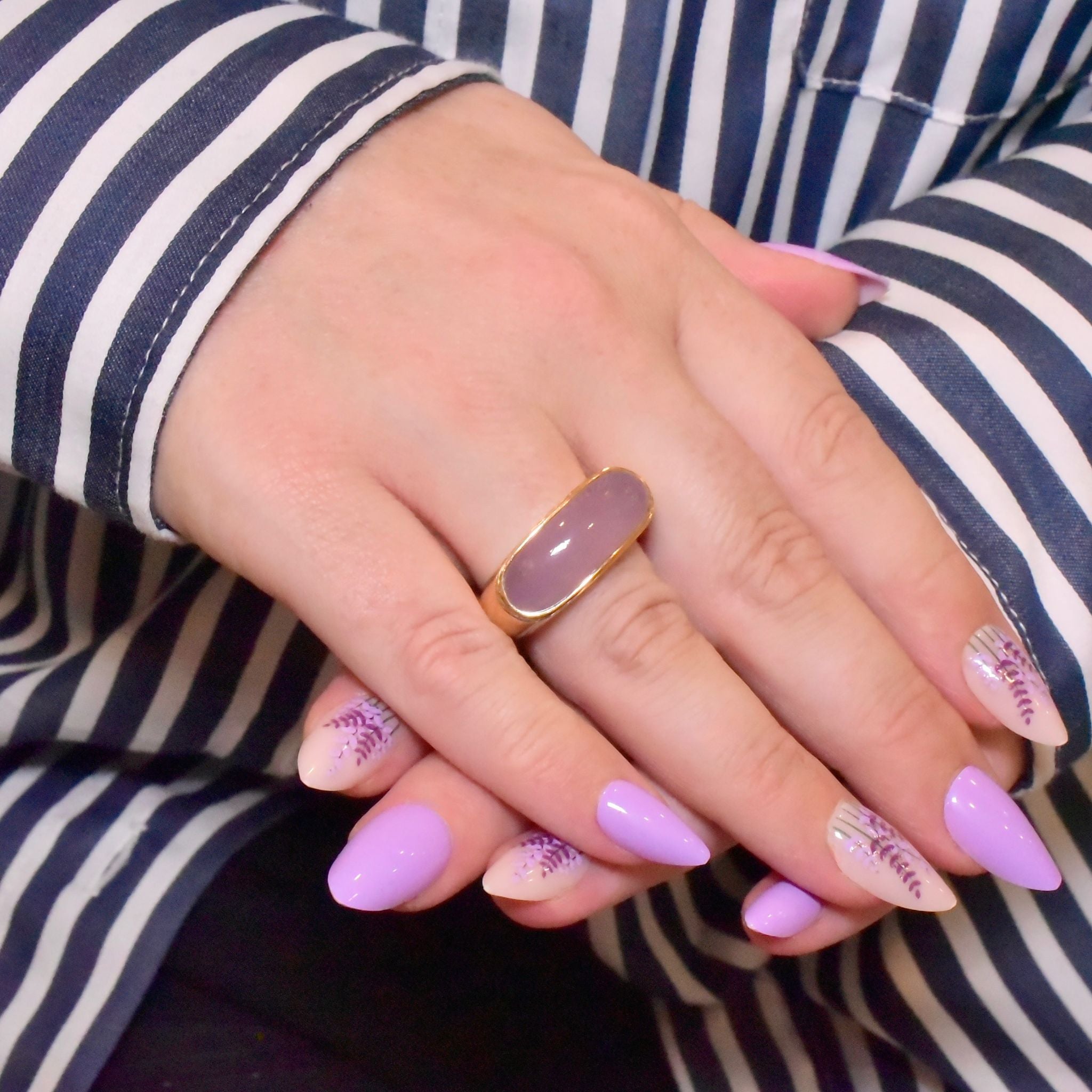 Superb 14ct Yellow Gold Lavender Jade Ring - 8.16 Grams