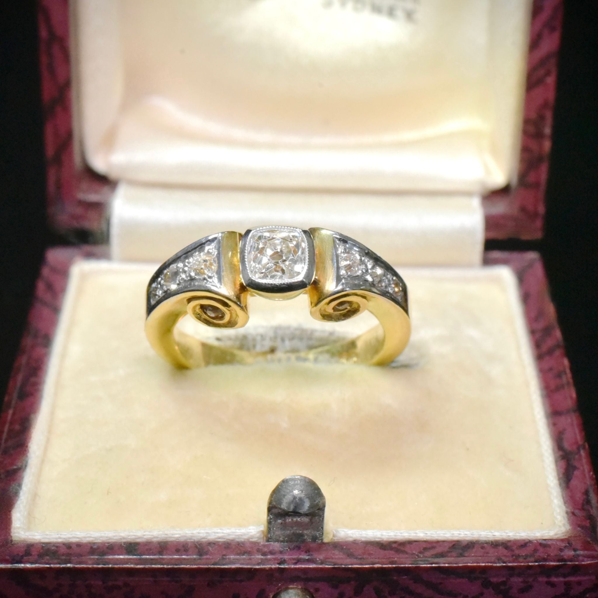 Exquisite Late Art Deco - Retro Era 18ct Yellow Gold Diamond ‘Scroll’ Ring