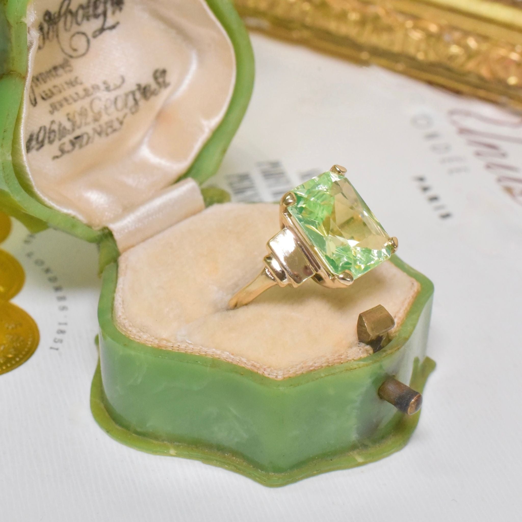 Vintage 10ct Yellow Gold Synthetic ‘Fluorescent’ Spinel Ring