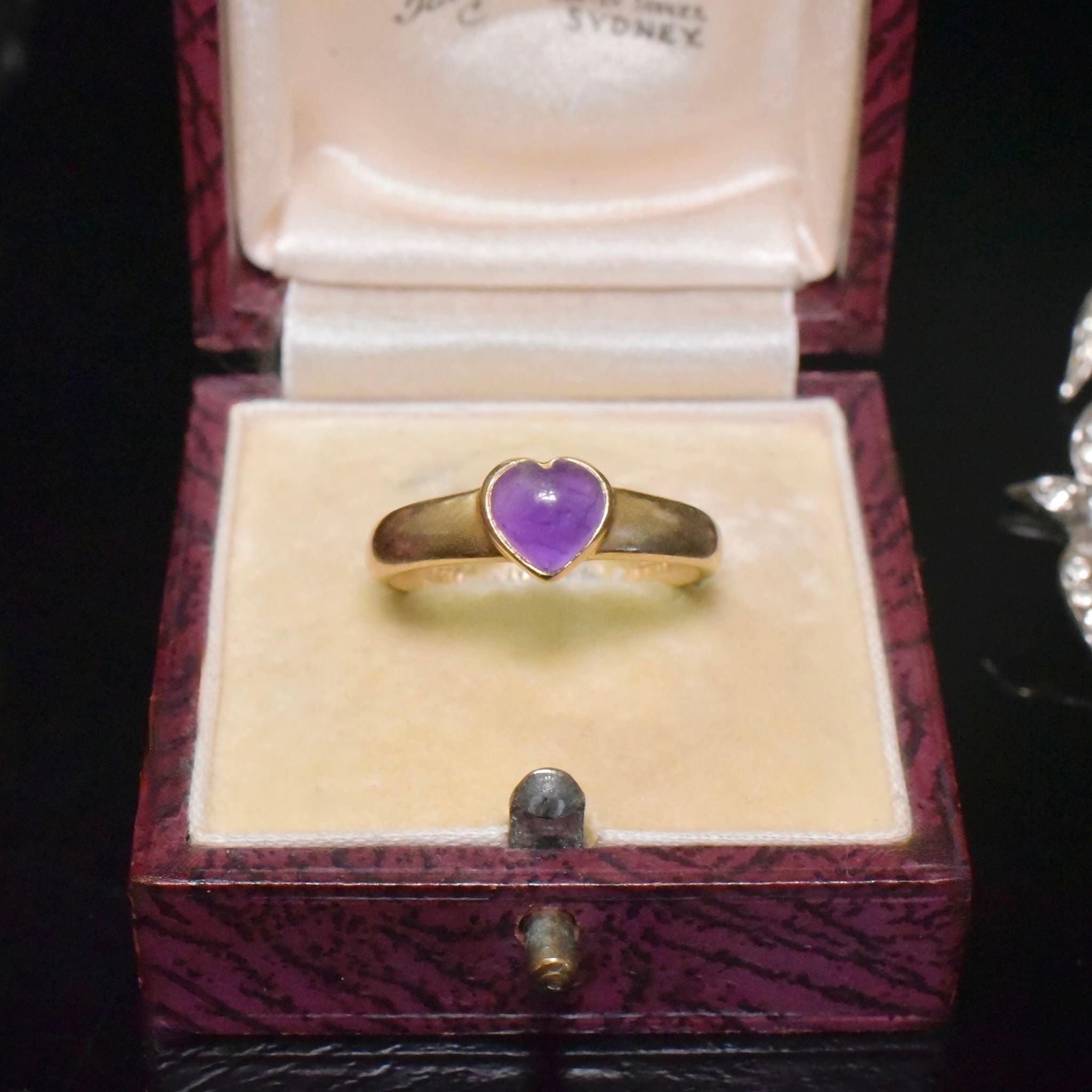 Charming 9ct Yellow Gold Heart-Cut Cabochon Amethyst Ring - London 1997