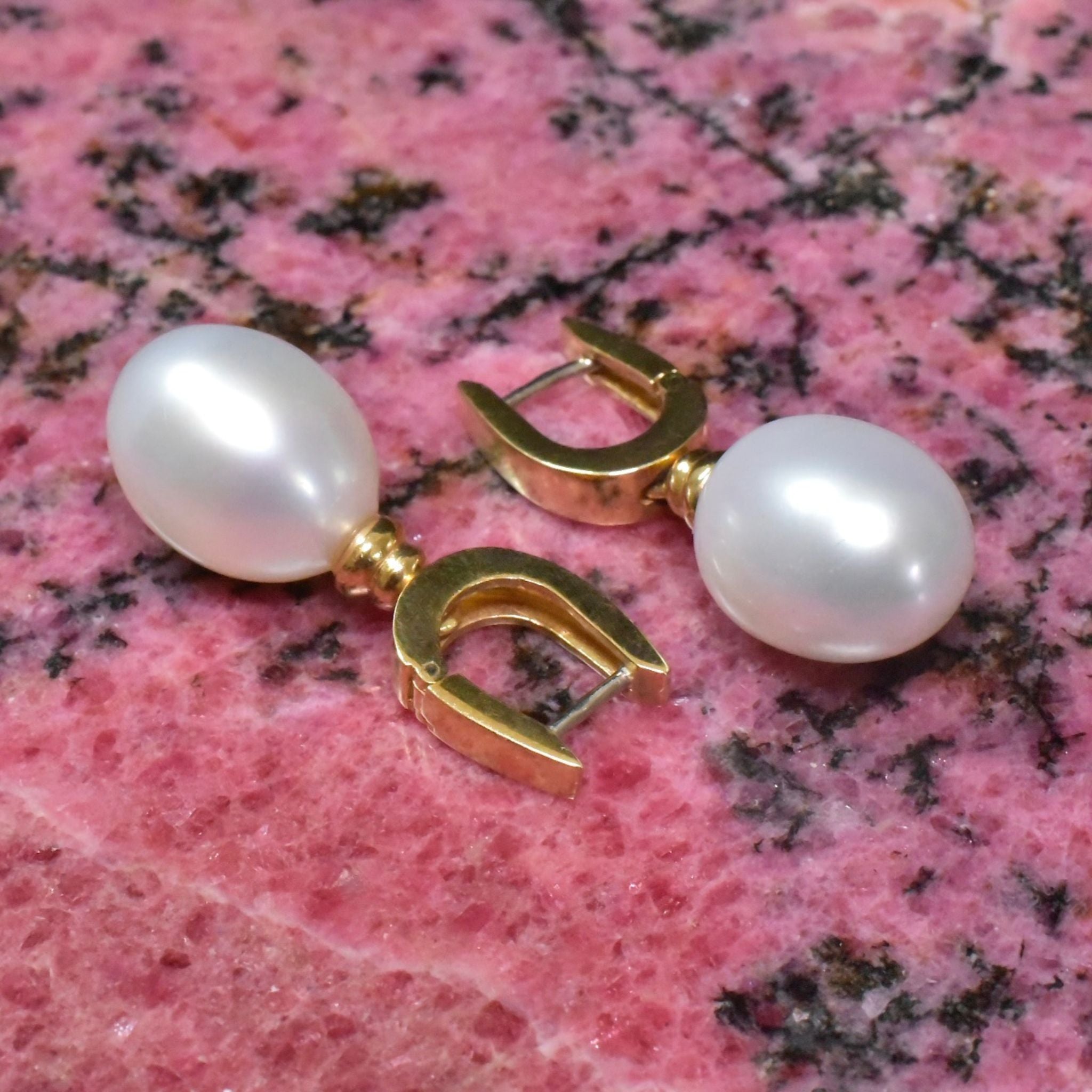 Superb 18ct Yellow Gold South Sea Pearl Earrings