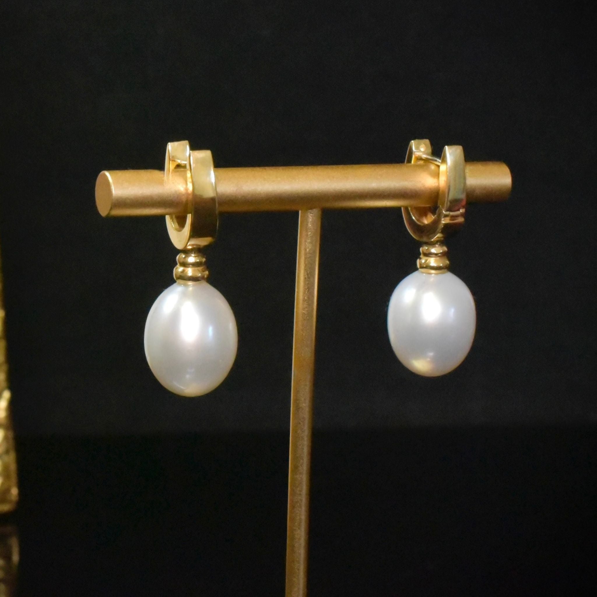 Superb 18ct Yellow Gold South Sea Pearl Earrings