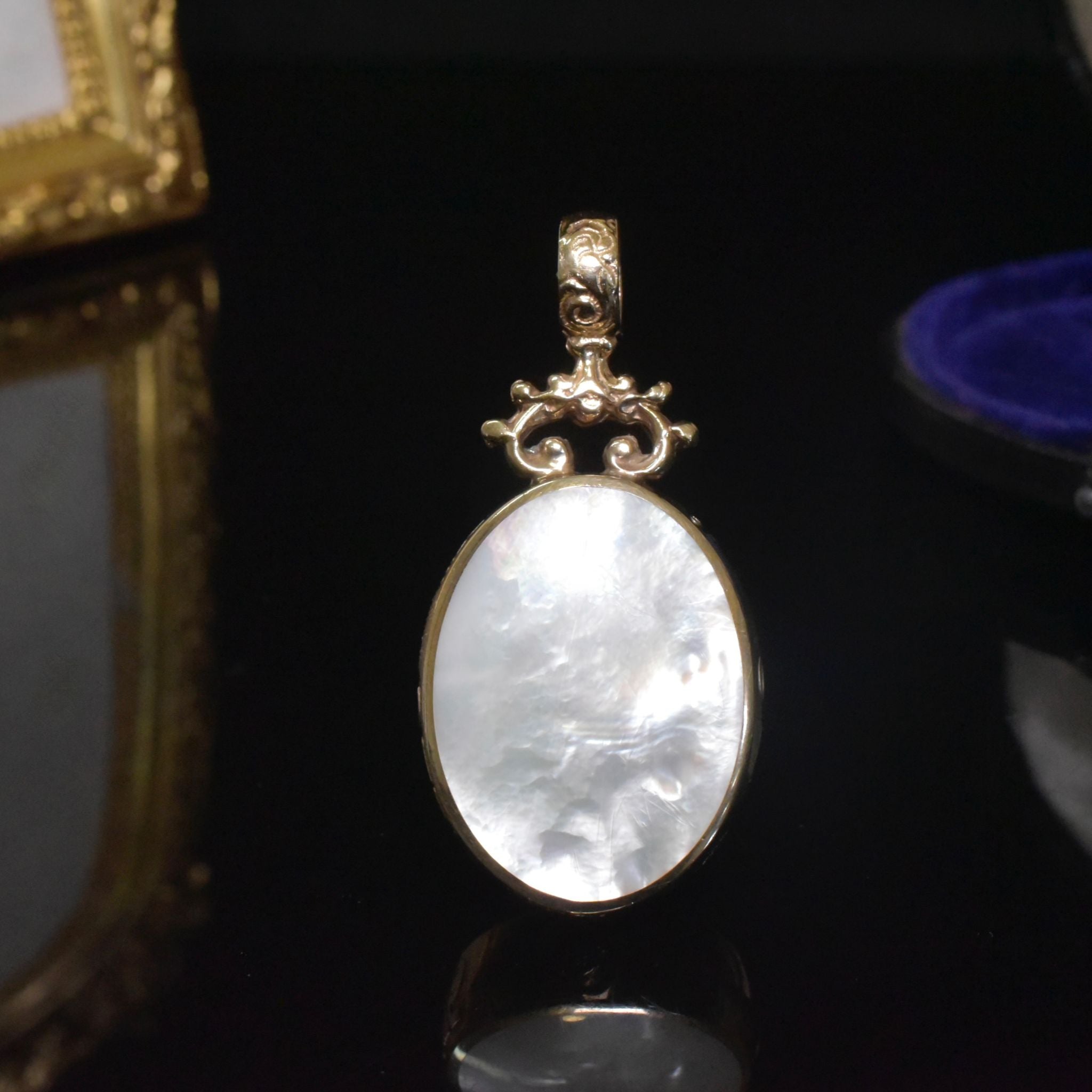 Superb 9ct Yellow Gold Mother Of Pearl And Agate Double Sided Pendant By David Scott Walker - Sheffield