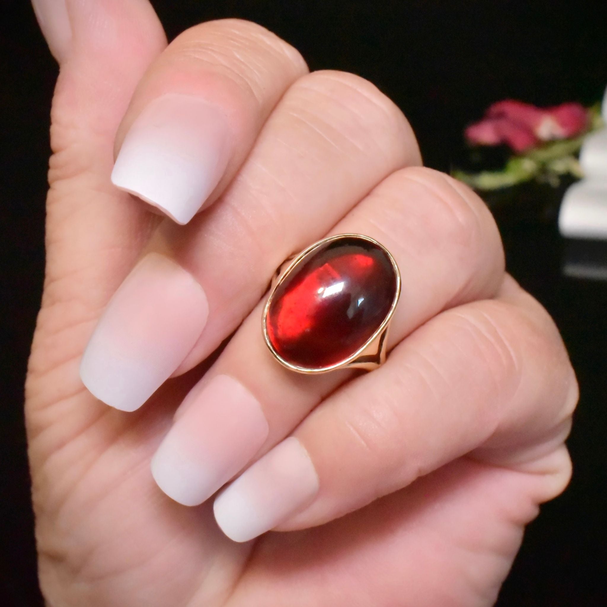 Fabulous Vintage 9ct Yellow Gold Garnet Cabochon Ring - London 1979