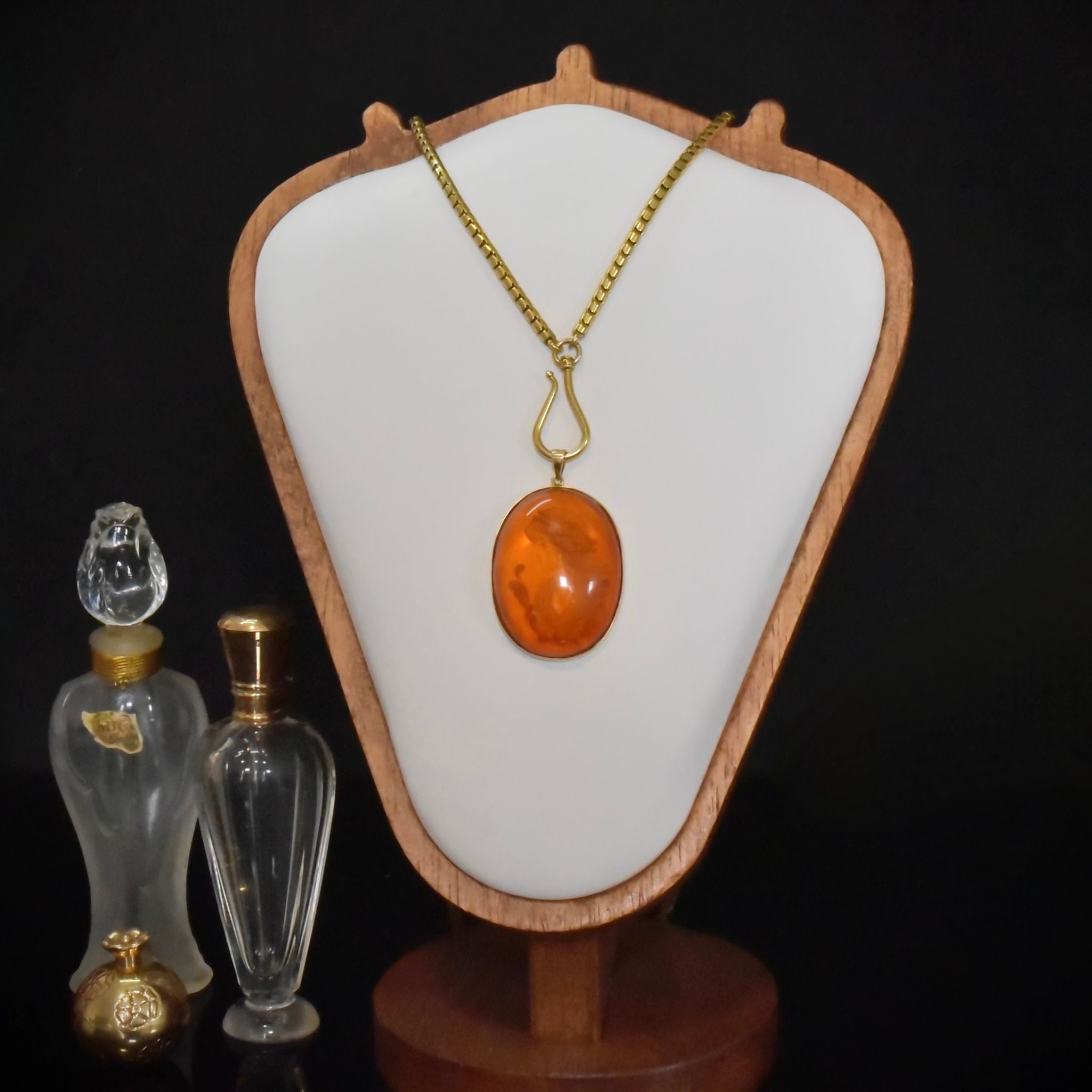 Charming 9ct Yellow Gold Carved Amber Cameo Pendant - London 2003