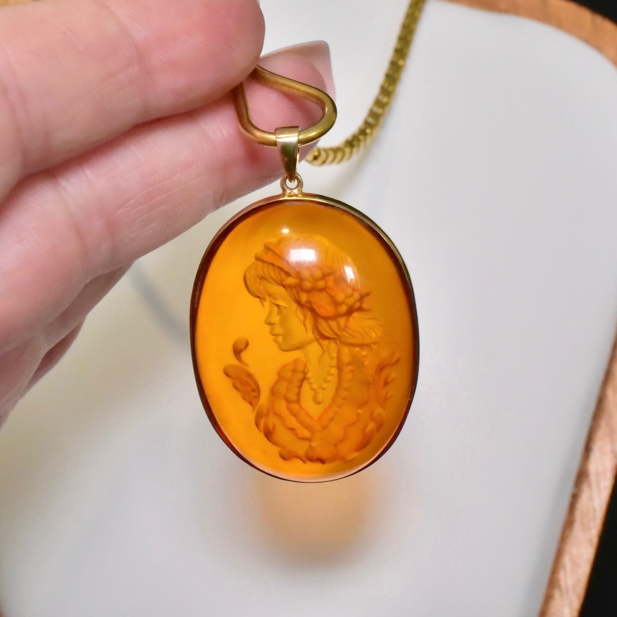 Charming 9ct Yellow Gold Carved Amber Cameo Pendant - London 2003
