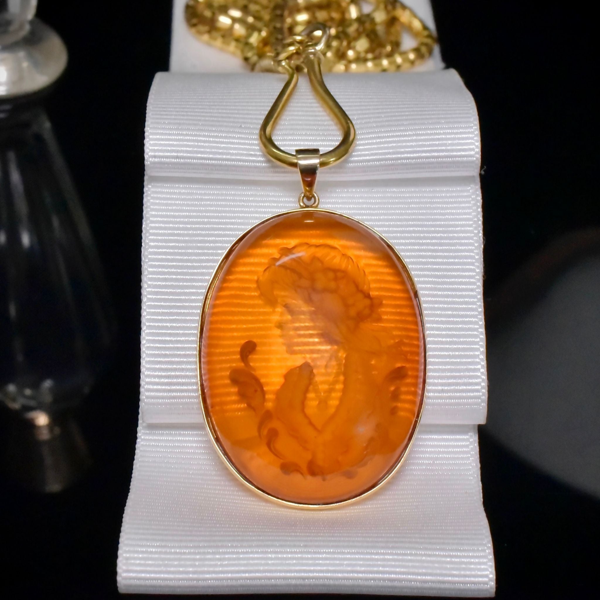 Charming 9ct Yellow Gold Carved Amber Cameo Pendant - London 2003