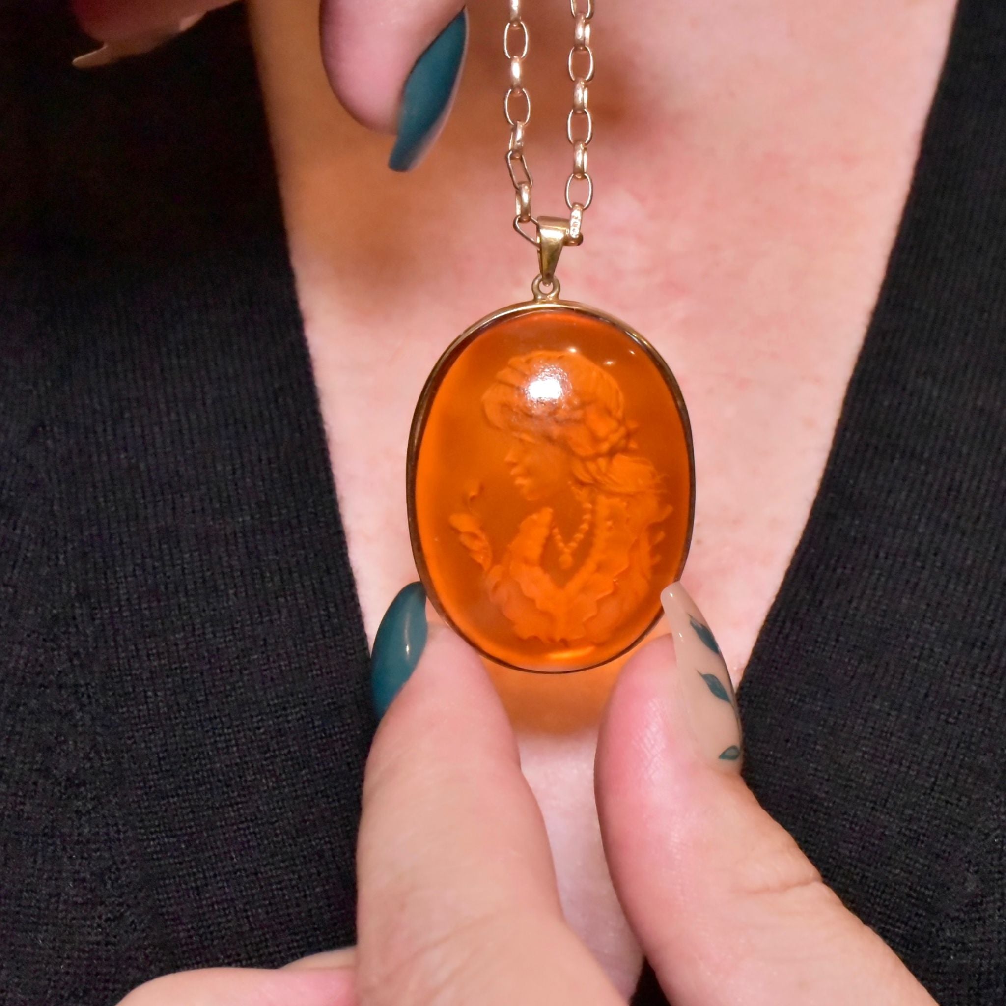 Charming 9ct Yellow Gold Carved Amber Cameo Pendant - London 2003