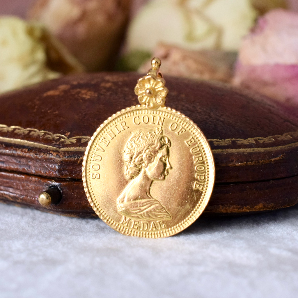 Queen elizabeth gold coin pendant deals