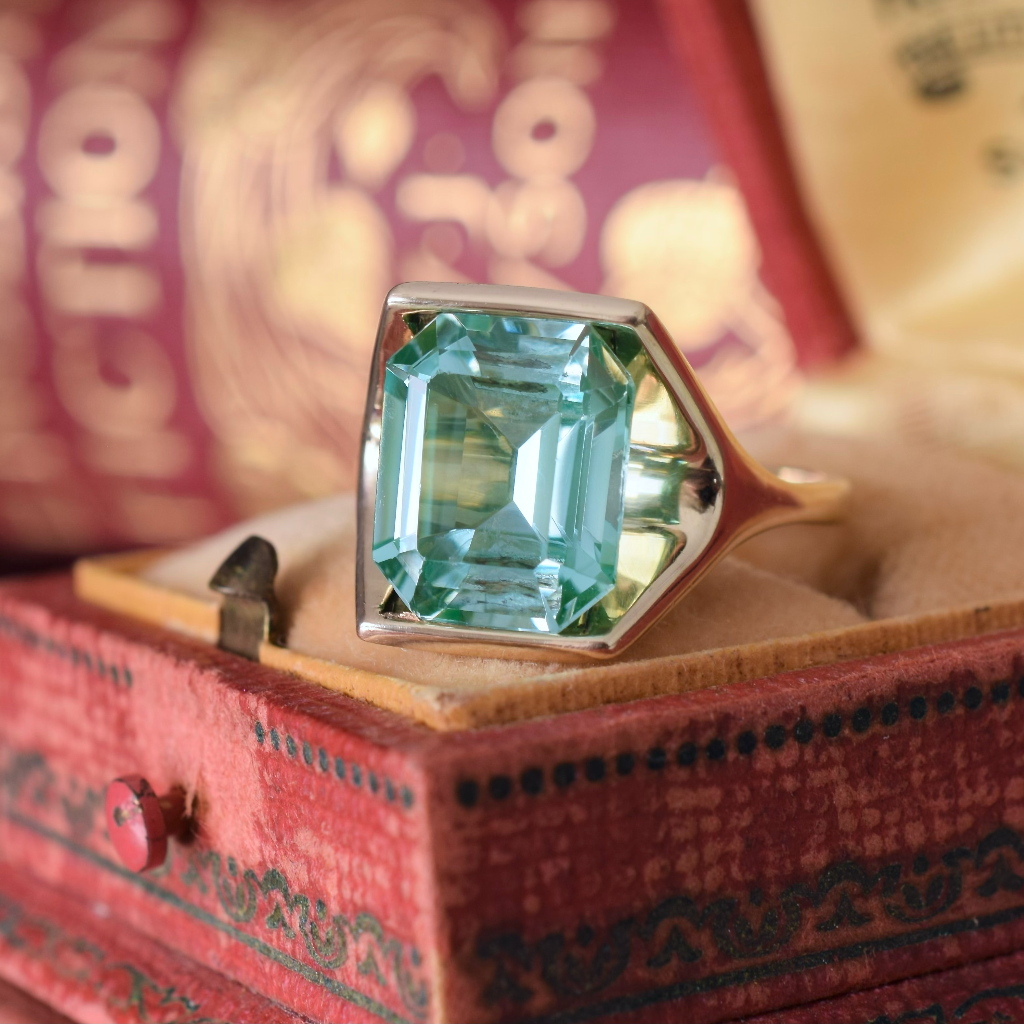 Vintage Retro Style 9ct Yellow Gold Blue Spinel Ring - Glows Under UV Light