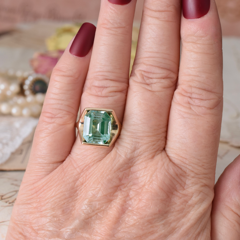 Vintage Retro Style 9ct Yellow Gold Blue Spinel Ring - Glows Under UV Light