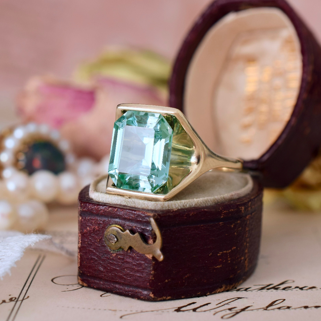 Vintage Retro Style 9ct Yellow Gold Blue Spinel Ring - Glows Under UV Light