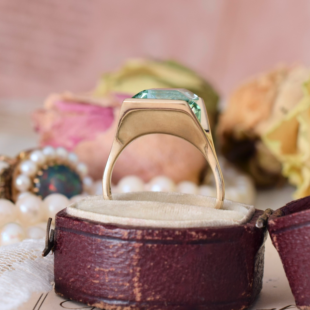 Vintage Retro Style 9ct Yellow Gold Blue Spinel Ring - Glows Under UV Light
