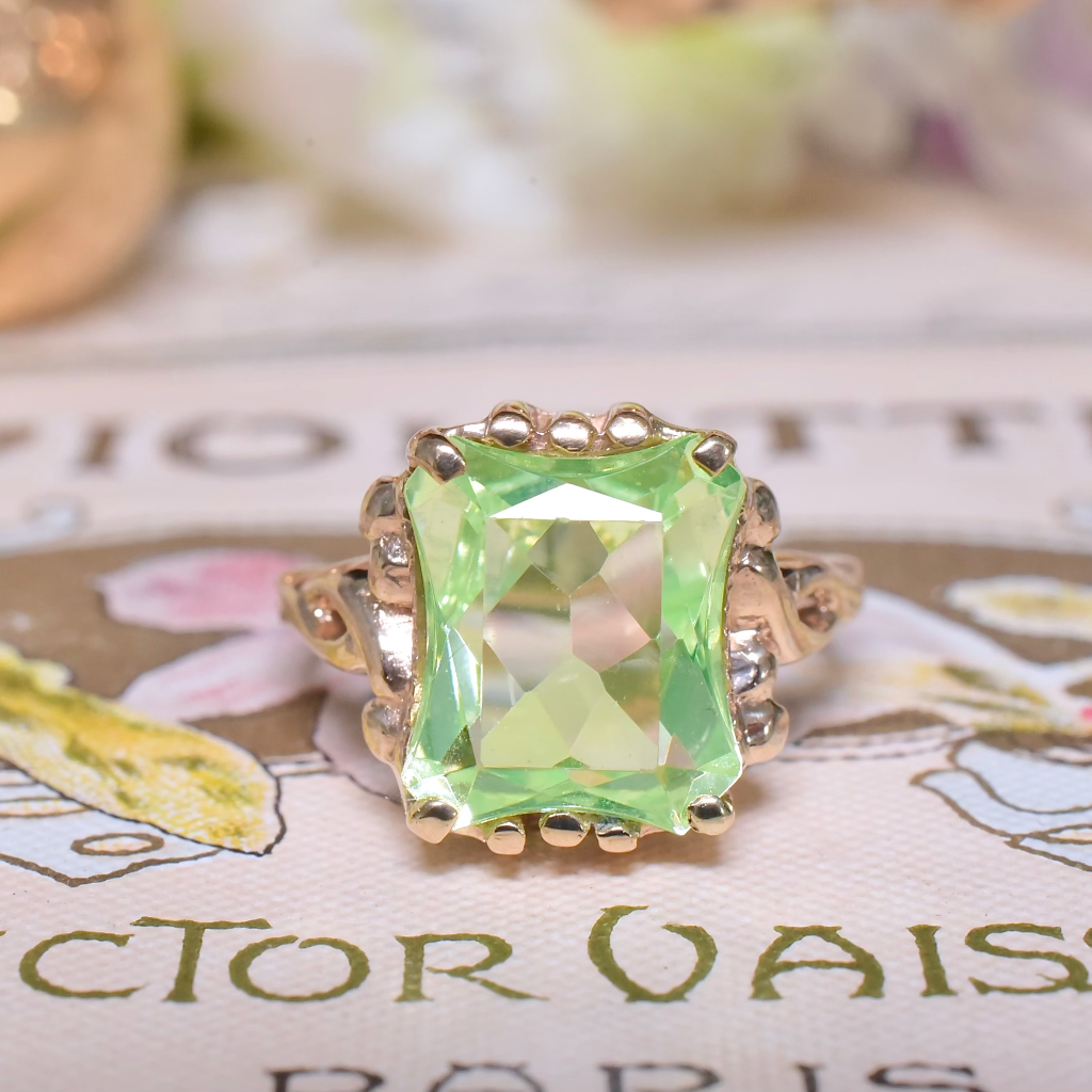 Vintage 10ct Yellow gold Green Spinel Ring - Glows Under UV Light