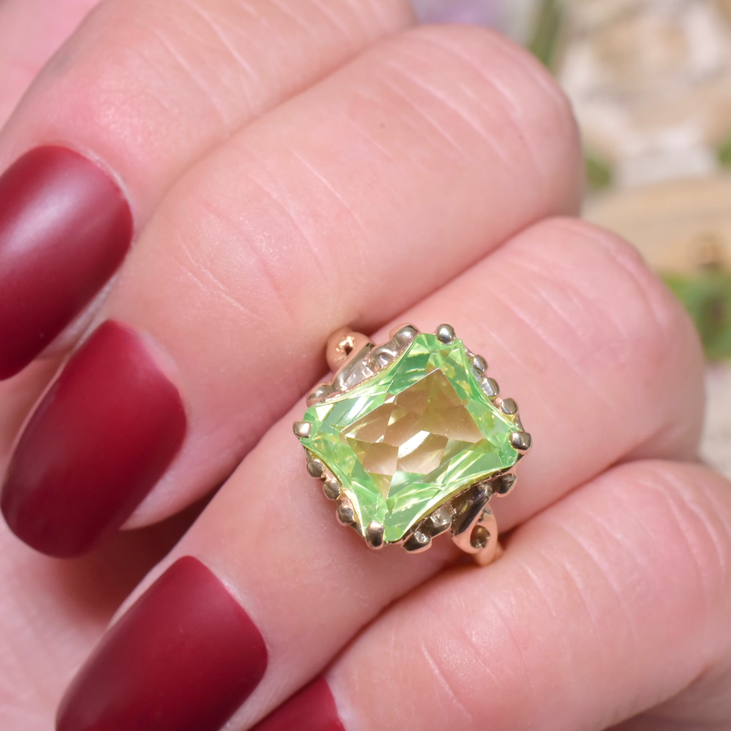 Vintage 10ct Yellow gold Green Spinel Ring - Glows Under UV Light