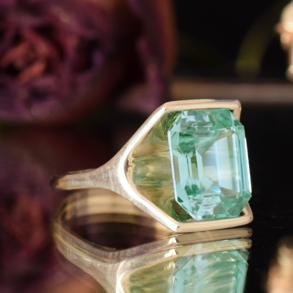 Vintage Retro Style 9ct Yellow Gold Blue Spinel Ring - Glows Under UV Light