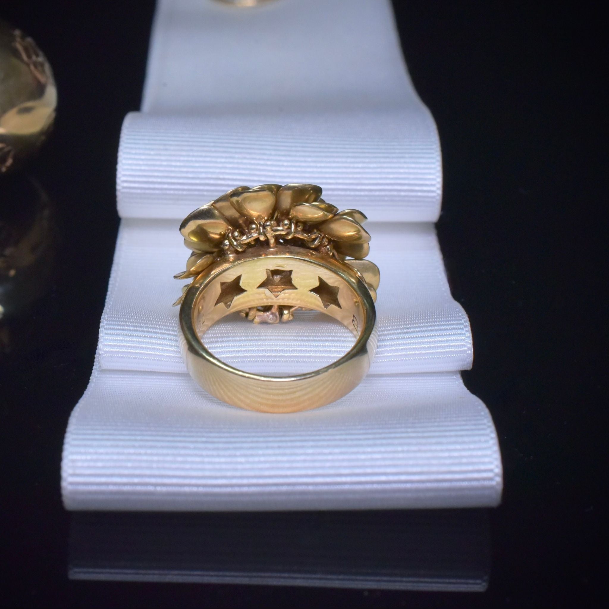 Fabulous Designer Style 18ct Yellow Gold Articulated ’Petal’ Floral Ring - 14.7 Grams