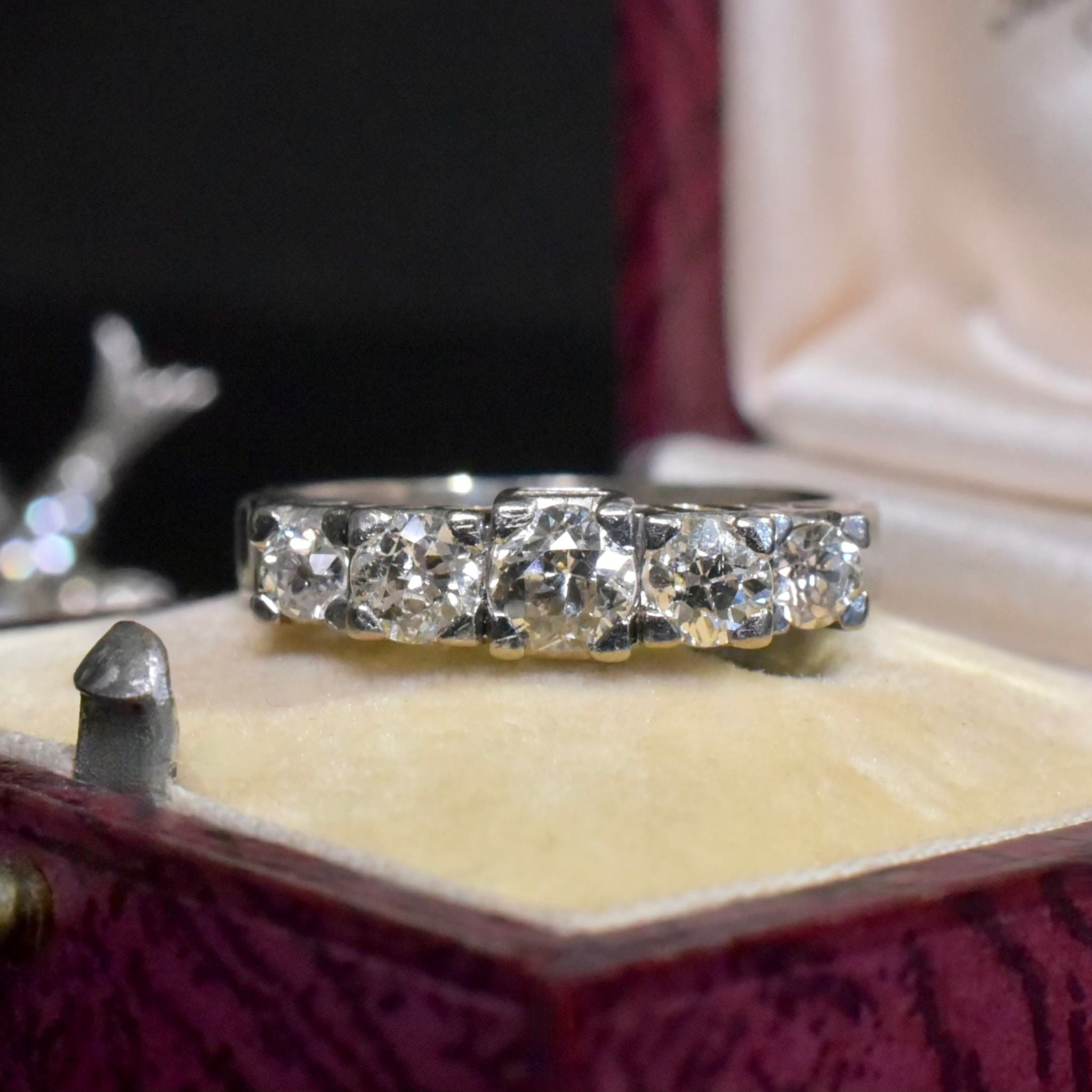 Stunning Vintage 18ct White Gold Diamond Ring - 1.04ct