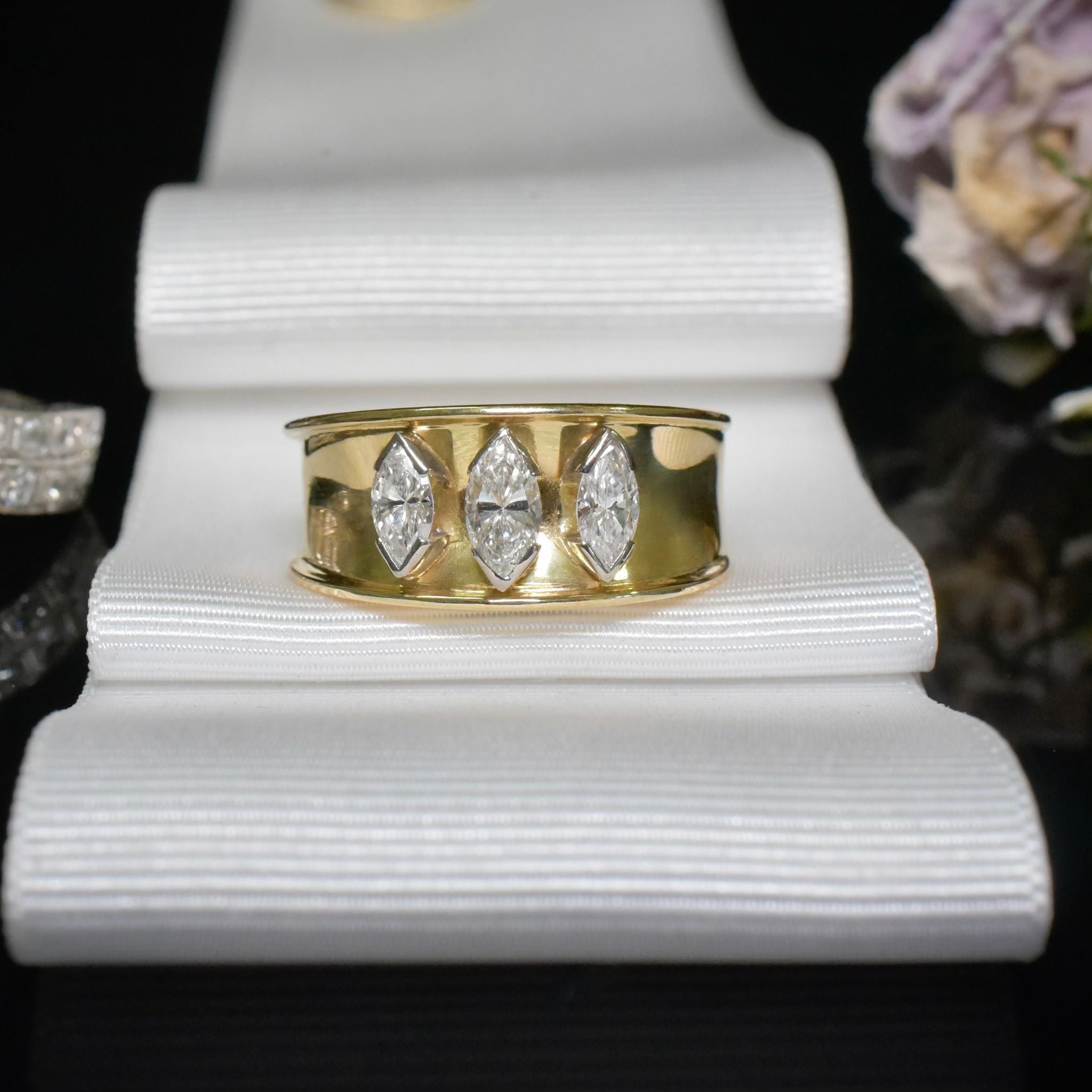 Superb 18ct Yellow Gold Marquise Diamond Ring - 0.83ct