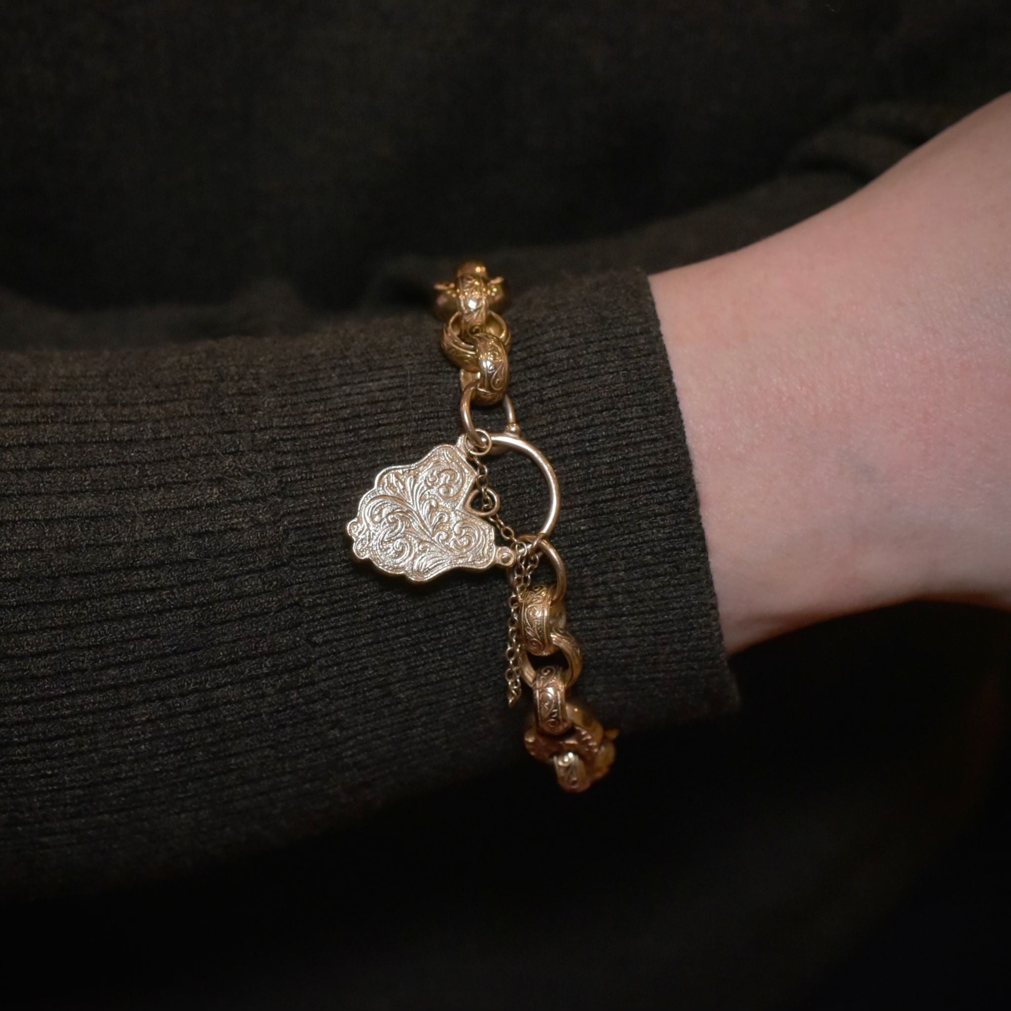Fabulous Antique Style 9ct Yellow Gold And Garnet Padlock Floral Engraved Bracelet 31.98 Grams