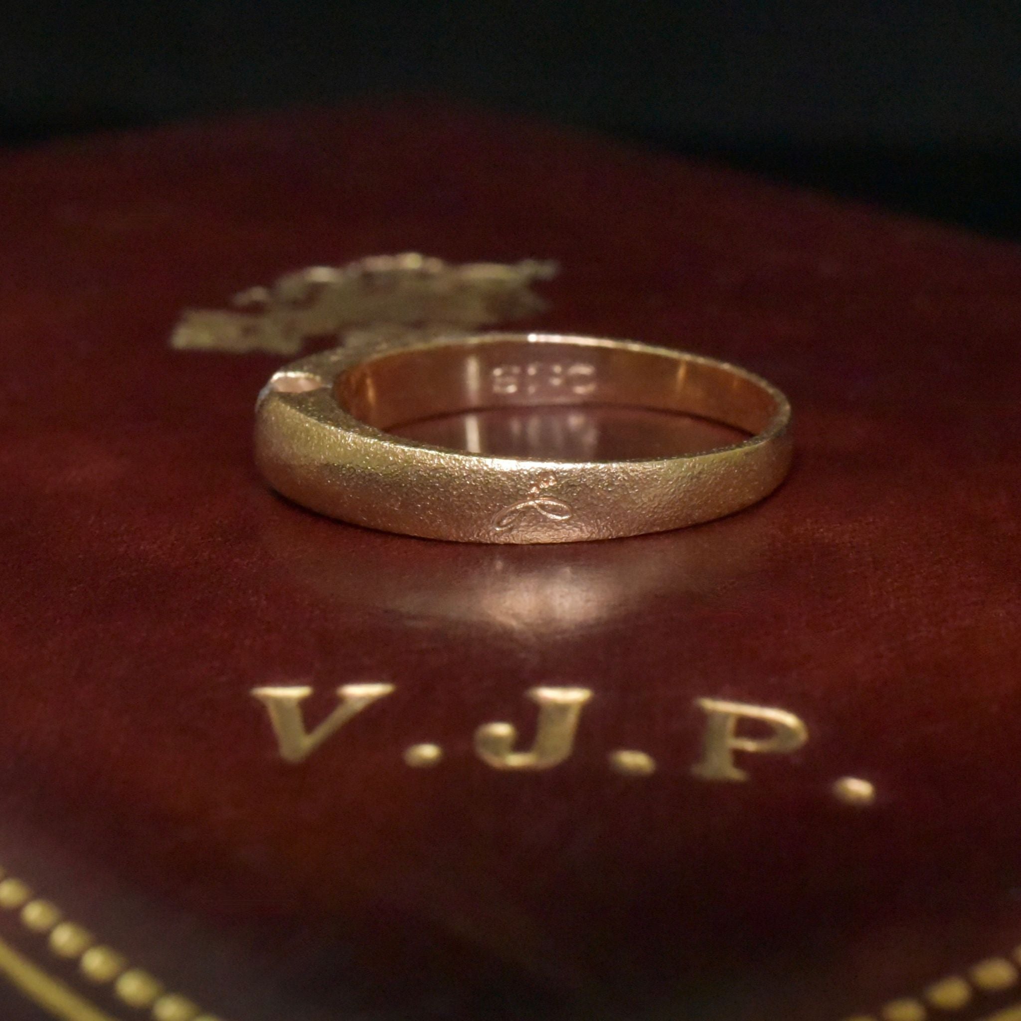 Superb Handcrafted 18ct Yellow Gold Tension-Set Diamond Ring