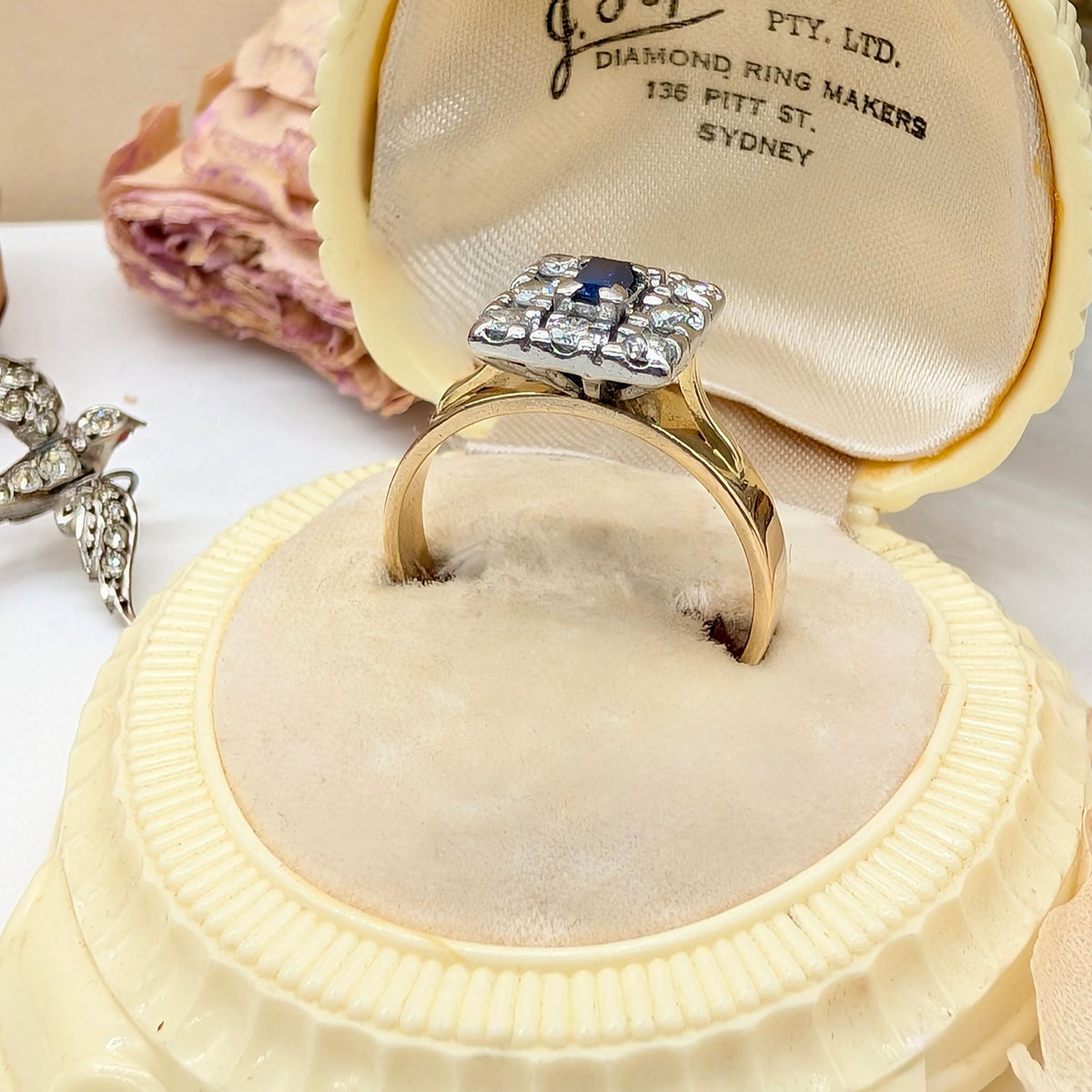 Gorgeous Vintage 18ct White & Yellow Gold Natural Sapphire & Diamond Cluster Ring