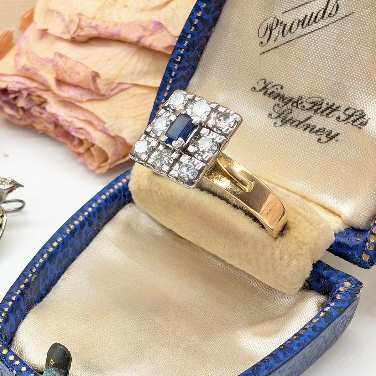 Gorgeous Vintage 18ct White & Yellow Gold Natural Sapphire & Diamond Cluster Ring