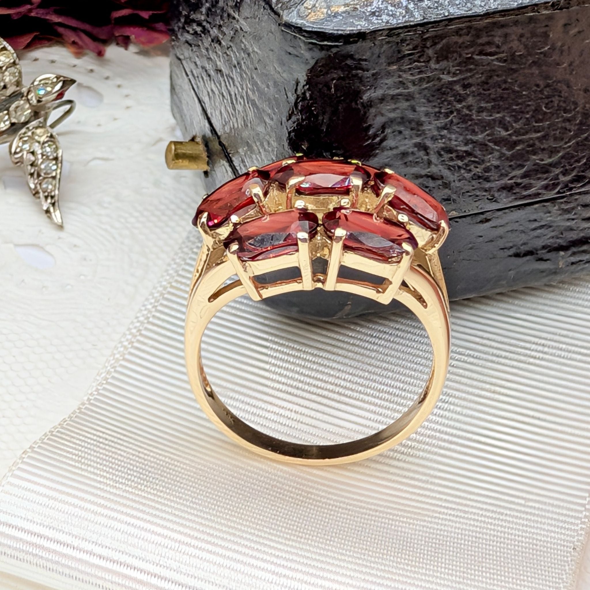 Contemporary 9ct Yellow Gold Natural Almandine Garnet Seven-Stone Cluster Ring – 6.30ct TW