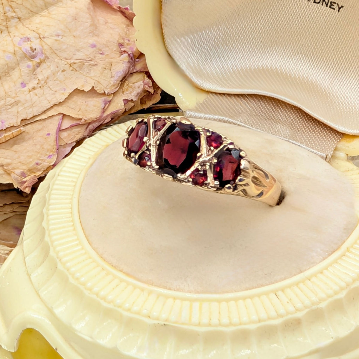 Gorgeous Vintage 9ct Yellow Gold Almandine Garnet Bridge Style Ring - London 1977