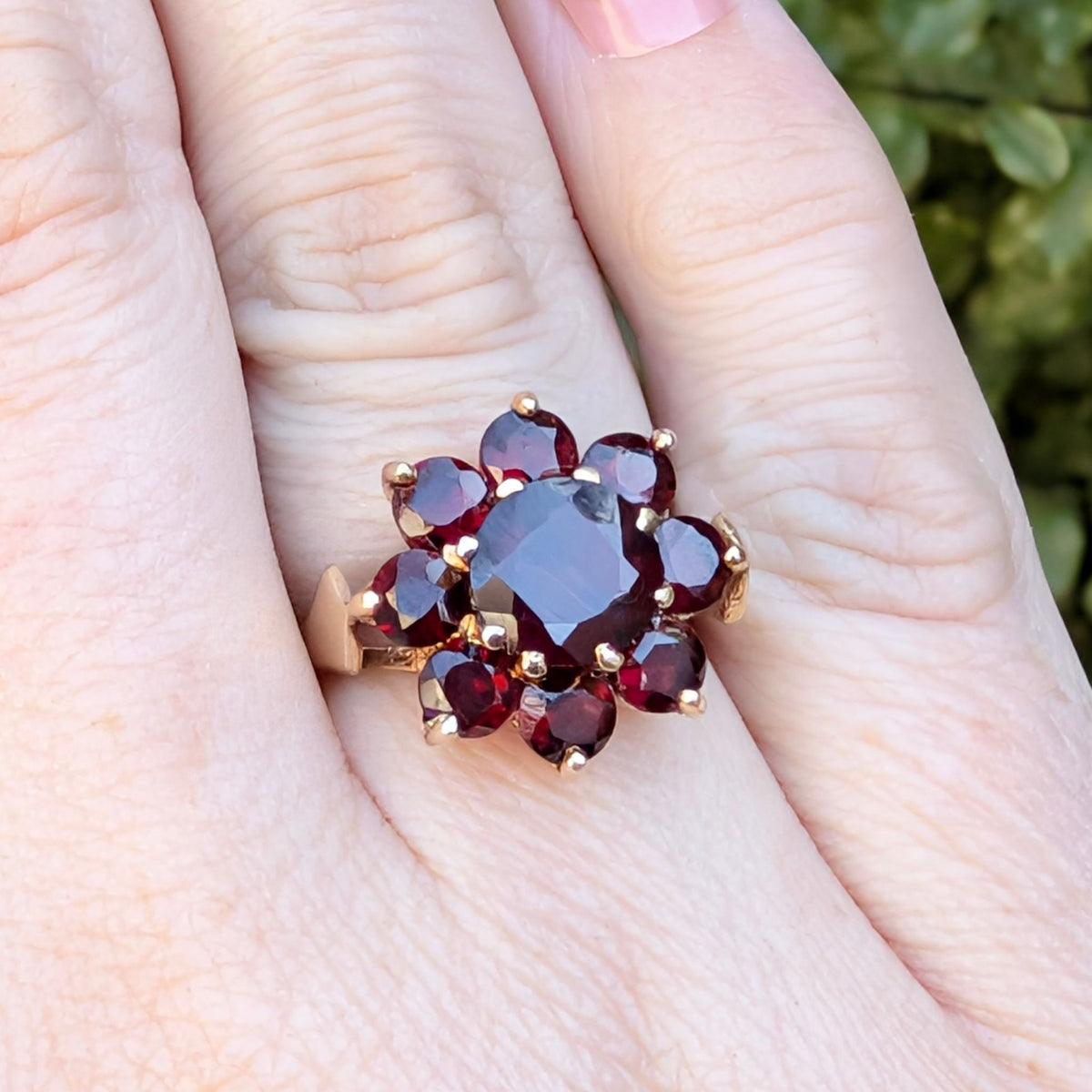 Vintage 9ct Yellow Gold Almandine Garnet ‘Daisy’ Cluster Ring - Birmingham 1973