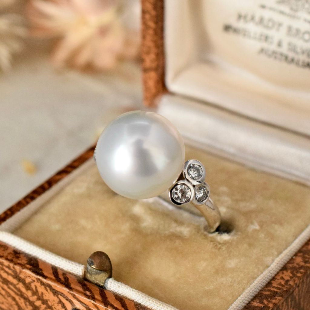 Modern 18ct White Gold South Sea Pearl And Diamond Ring Independent Retail/Insurance Valuation Included In Purchase From 2017 $3450 AUD