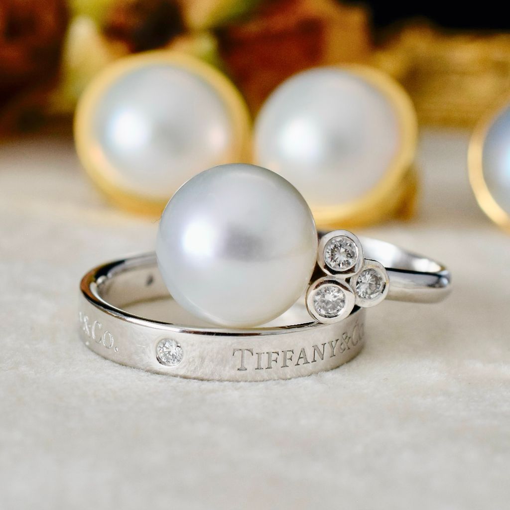 Modern 18ct White Gold South Sea Pearl And Diamond Ring Independent Retail/Insurance Valuation Included In Purchase From 2017 $3450 AUD