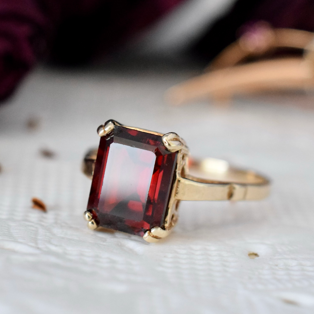 Vintage 9ct Yellow Gold Garnet Ring Birmingham 1984