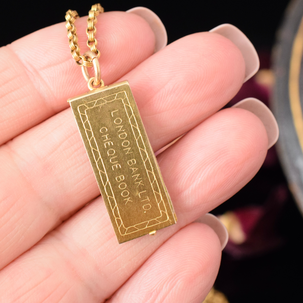 Vintage 9ct Yellow Gold ‘London Bank’ Opening Charm/Pendant 1963