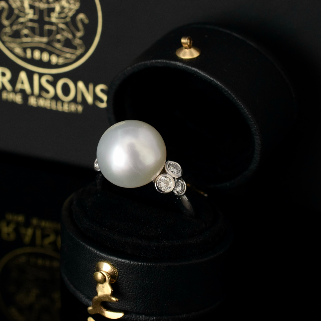 Modern 18ct White Gold South Sea Pearl And Diamond Ring Independent Retail/Insurance Valuation Included In Purchase From 2017 $3450 AUD