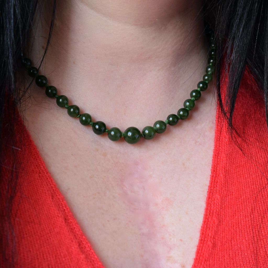 Vintage Graduated Nephrite Jade Bead Necklace 9ct Gold Clasp