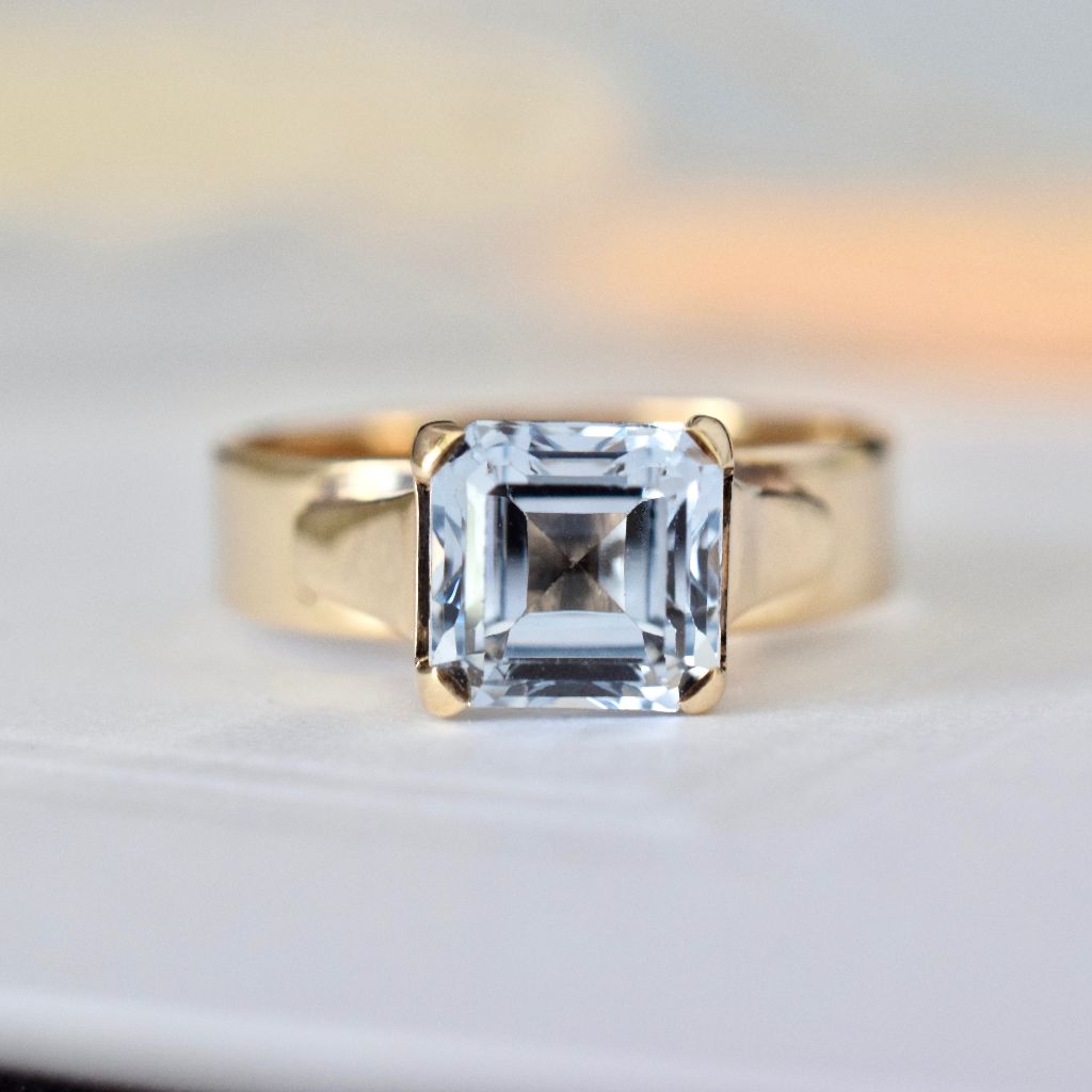 Charming Vintage 9ct Yellow Gold Blue Topaz Ring