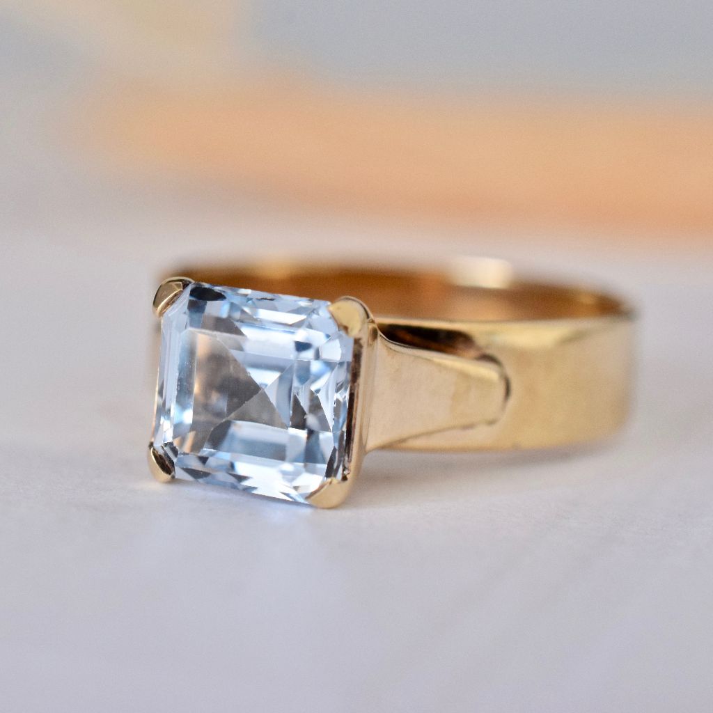Charming Vintage 9ct Yellow Gold Blue Topaz Ring